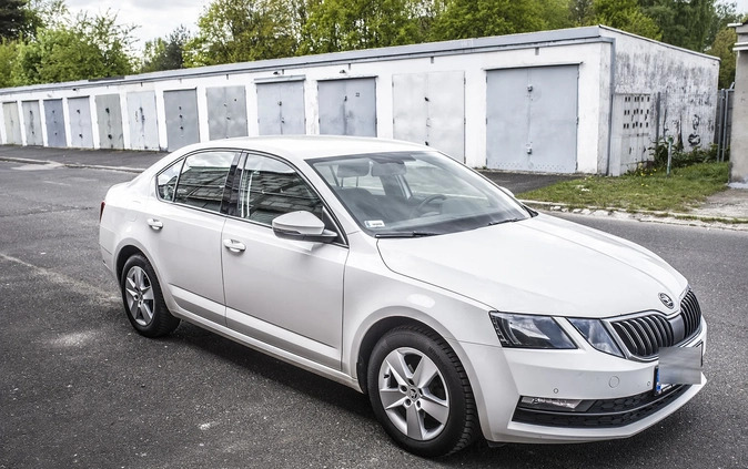 Skoda Octavia cena 39900 przebieg: 277000, rok produkcji 2018 z Warszawa małe 211